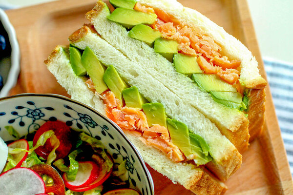 Sandwich of white bread with chicken and avocado