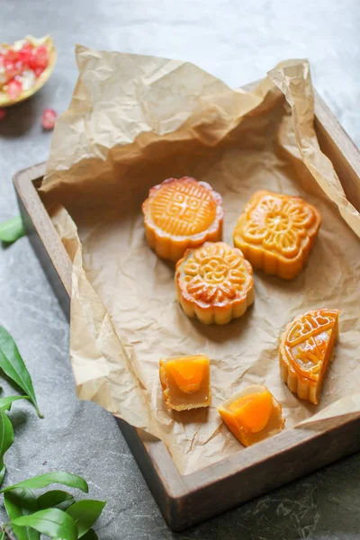 Pastel de luna china, con cuarto de corte mostrando yema de huevo — Foto de Stock