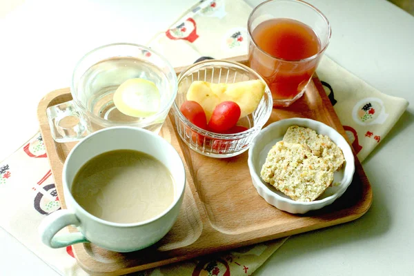 Café da manhã dietético com frutas orgânicas, muffin de sementes, suco, água e café — Fotografia de Stock