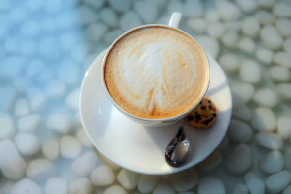 カプチーノ、コーヒー カップ、茶色の大理石のテーブルの上のコーヒーのカップのカップ — ストック写真