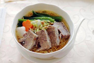 Çorba beyaz masada Çince sığır şehriye