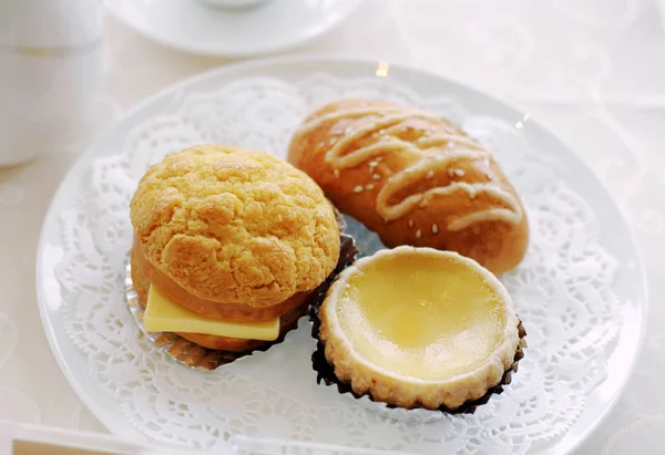 Clássico pão de abacaxi, torta de ovo e pão de churrasco servido em Hong Kong — Fotografia de Stock