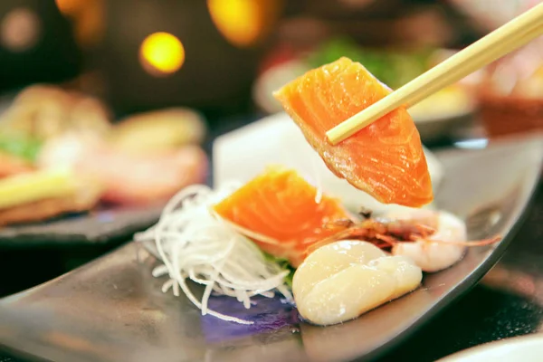 Somon sashimi ținut de bețișoare, focalizare selectivă — Fotografie, imagine de stoc