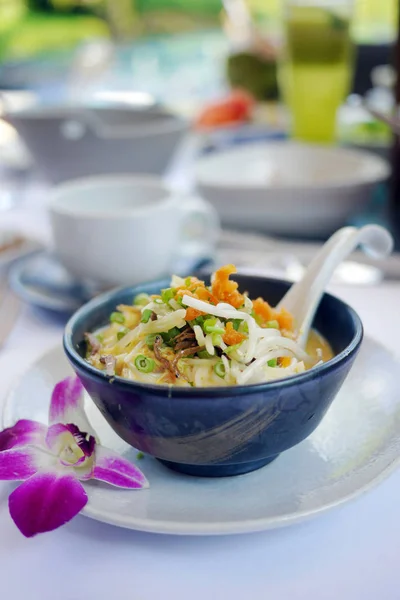 Os melhores pratos tailandeses, macarrão de arroz na sopa tradicional Tom Yum — Fotografia de Stock