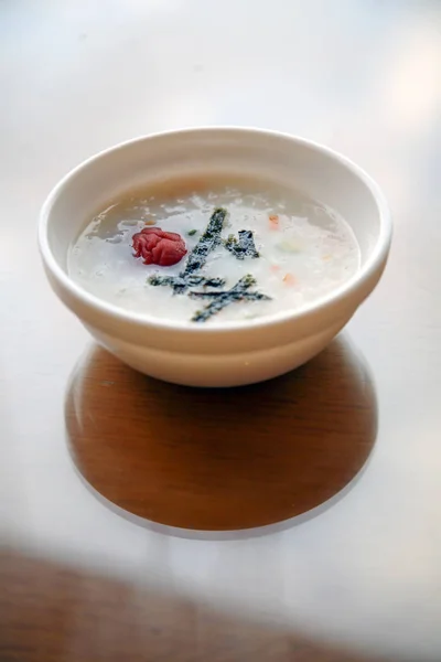 Gruel coréen, Congee, Nourriture traditionnelle asiatique, Un bol de riz bouilli doux asiatique ou de bouillie de riz Images De Stock Libres De Droits