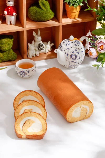 Zwitserse spons Roll met crème op witte tafel — Stockfoto