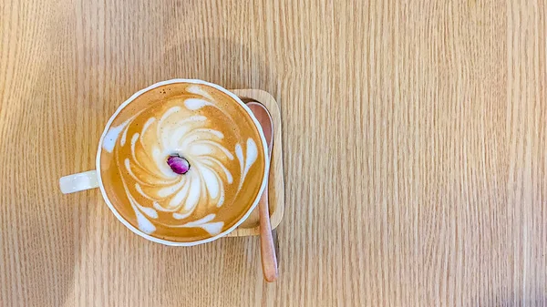 Rose Latte. A rose bud has been placed on top for good measure — Stock Photo, Image