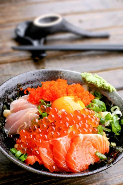 계란, 연어 알, 참치, 가리비와 일본 모듬된 사시 미 덮밥 — 스톡 사진