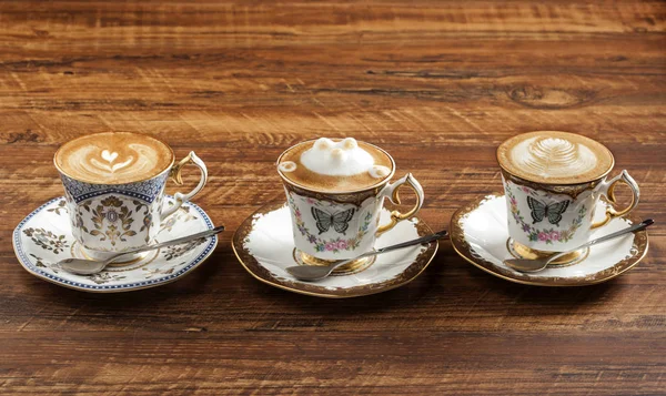 古典的なコーヒー カップにコーヒー 3 カフェラテ アート — ストック写真