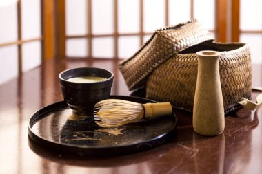 Japon çay töreni ayarı, matcha çay, toz ve mutfak eşyaları