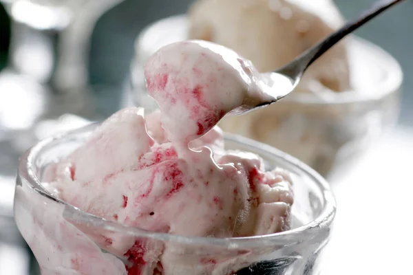 Çilekli dondurma erime yakın çekim yansıma