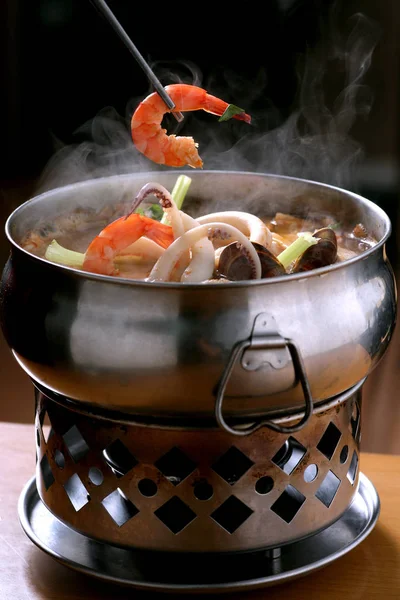 Традиційної китайської з морепродуктами Гарячий Горщик з креветками, відбувся в парі з паличками для їжі — стокове фото