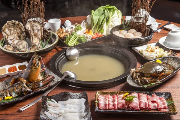 Повний стіл сирих морепродуктів для гарячого горщика — стокове фото