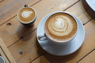 İki bardak kahve latte ahşap tablo
