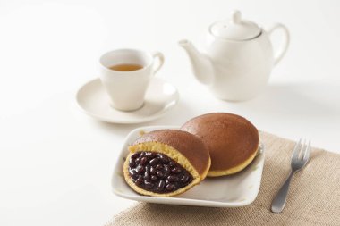 Geleneksel Japon kırmızı fasulye gözleme, Dorayaki, çay ve çaydanlık