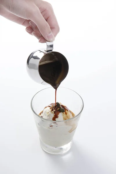 Affogato kahve beyaz zemin üzerine dondurma ile