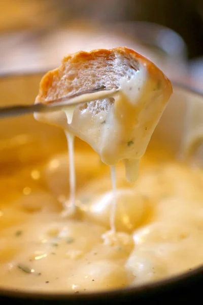 Peynirli Fondü - sıvı peynir ekmek kruton bir parça