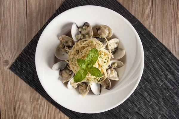 ahşap arka plan, doğrudan yukarıda üzerinde istiridye spagetti