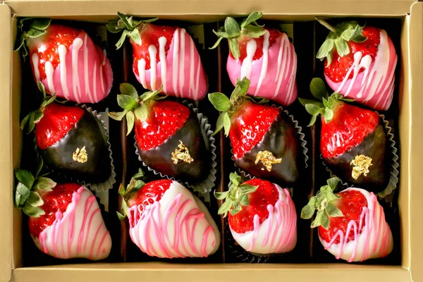 Box of chocolate dipped fresh strawberries — Stock Photo, Image
