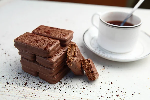 Taza de café con galletas, galletas de chocolate. Galletas de chocolate sobre mesa blanca. Pausa para café, desayuno . — Foto de Stock
