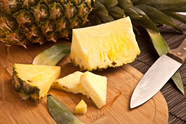 Bir ahşap tahta üzerinde taze dilim ananas