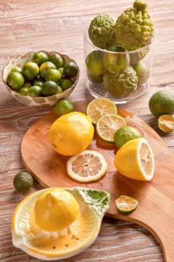 Kireç ve limon sıkacağı ahşap tahta üzerinde ile