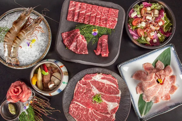 Tabla completa de alimentos para olla caliente china, carne de res, camarones, cerdo y verduras — Foto de Stock