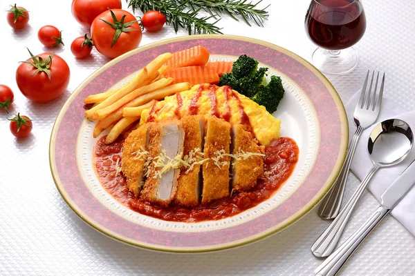 Japon domuz pirzolası pirinç omlet ve domates sos ile 