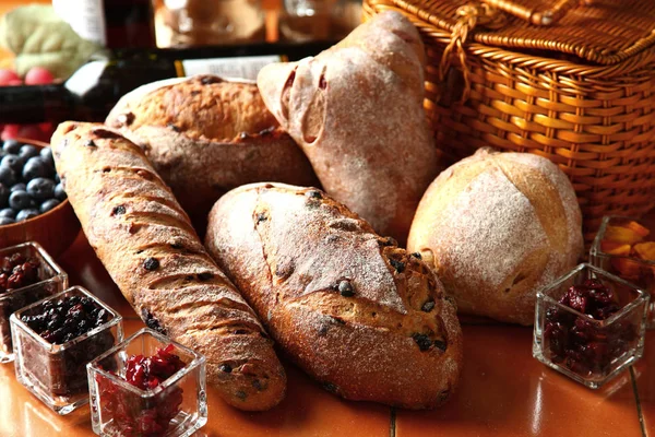 Variedade de pão no fundo de madeira velho — Fotografia de Stock