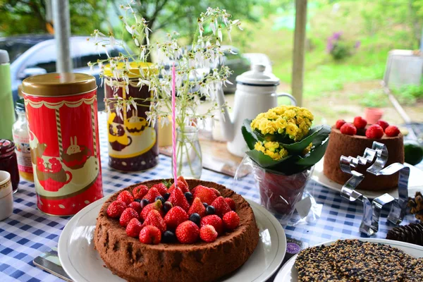 Gâteau au chocolat aux fraises — Photo