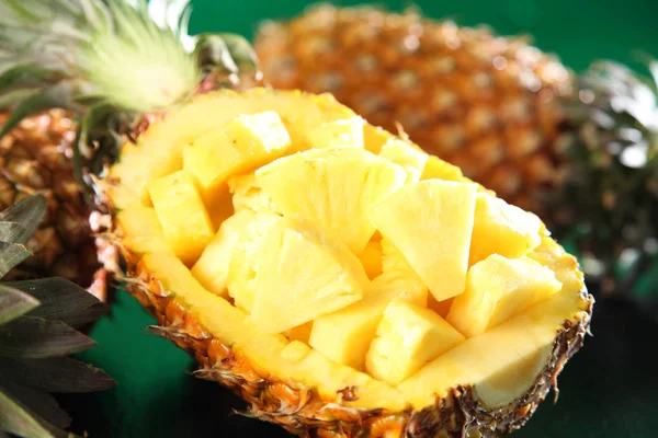 Taze ananas ve ananas küpleri