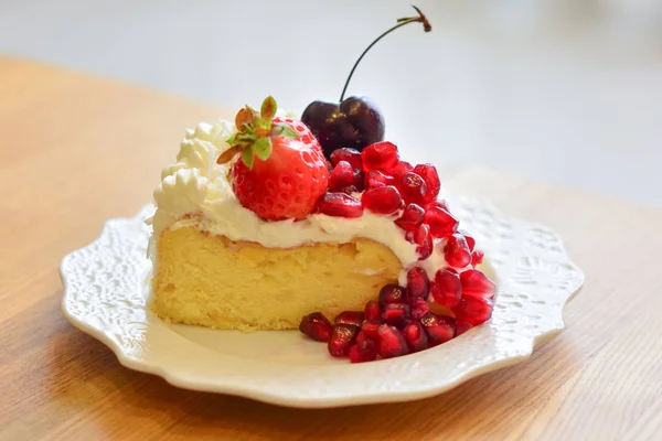 Un morceau de gâteau au fromage aux fraises sur un plat blanc — Photo