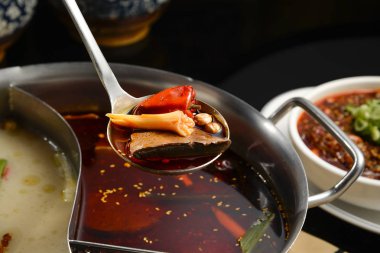 Szechuan güveç - sığır eti, soya peyniri, karides, mantar, yeşil yaprakları ve erişte ile baharatlı Çin güveç.