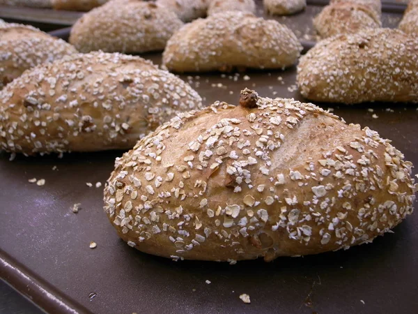 Pão de trigo inteiro com sementes — Fotografia de Stock