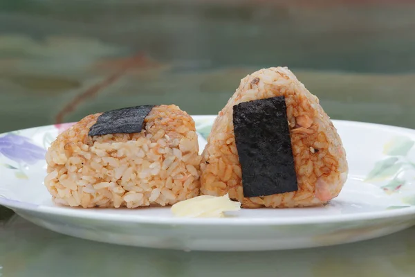 Japon yemekleri, yapışkan pirinç topu Onigiri