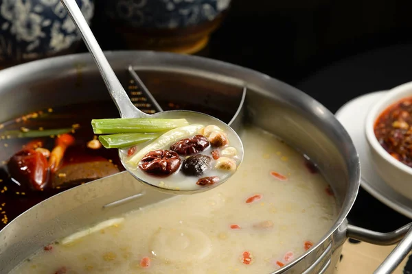 Чиньський гарячий суп з каструлі. — стокове фото