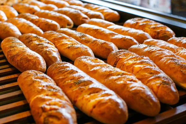 Assar pão no forno. Forno de produção na padaria. Pão para assar. Fabricação de pão . — Fotografia de Stock