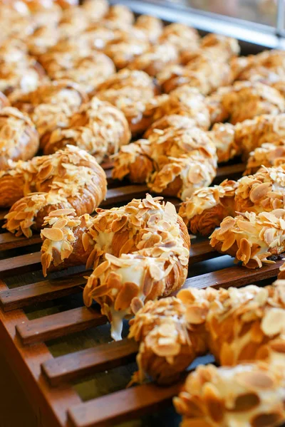 Frische Croissants mit Mandelchips — Stockfoto