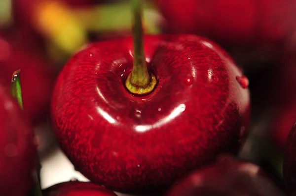 Rote Kirschen - aus nächster Nähe — Stockfoto