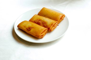 Düz beyaz yemek ve arka plan üzerinde böreği