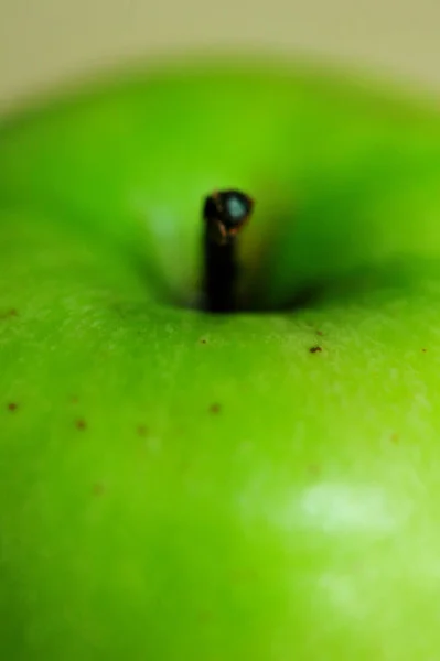 Närbild av grönt äpple, selektivt fokus — Stockfoto