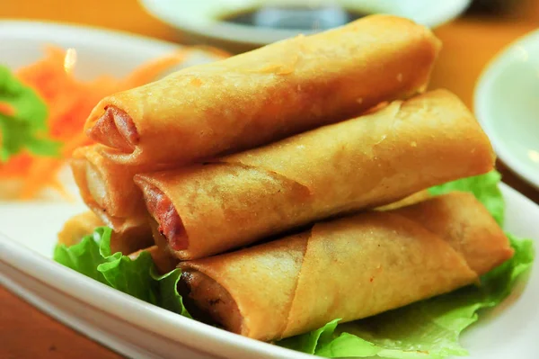 Rolos fritos de primavera, uma cozinha chinesa — Fotografia de Stock