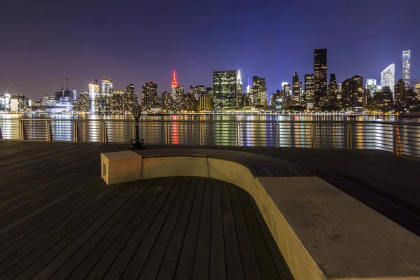 Manhattan bij nacht, uitzicht vanaf Long Island — Stockfoto