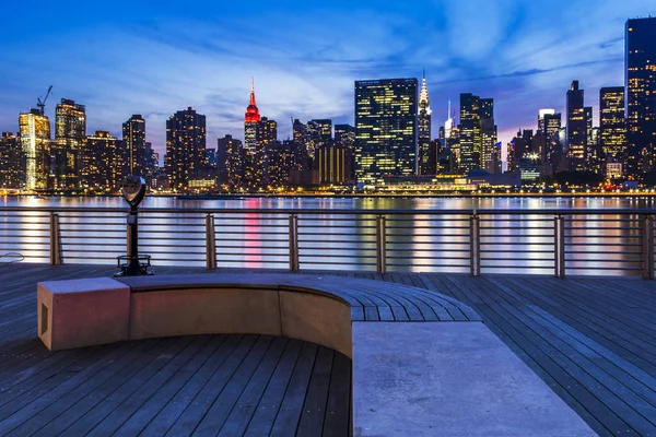 Manhattan bij nacht, uitzicht vanaf Long Island — Stockfoto