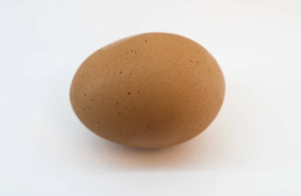 Egy tojás elszigetelt fehér background — Stock Fotó