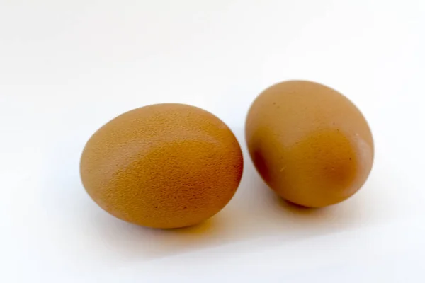 Два яйца изолированы на белом фоне — стоковое фото