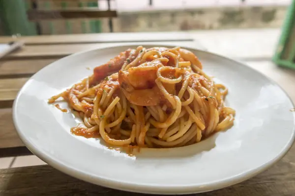 Espaguetis con gambas y salsa de tomate, cocina italiana — Foto de Stock