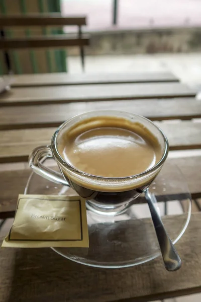 木製のテーブルにブラック コーヒー — ストック写真