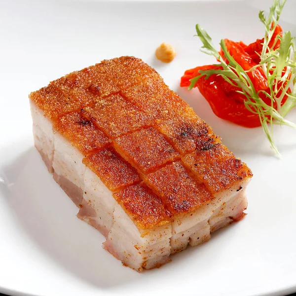 Oriental çıtır çıtır kızarmış domuz eti beyaz plaka üzerinde