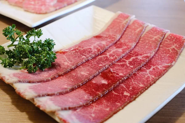 Преміум raw японський яловичини Кобе нарізаний на тарілку — стокове фото